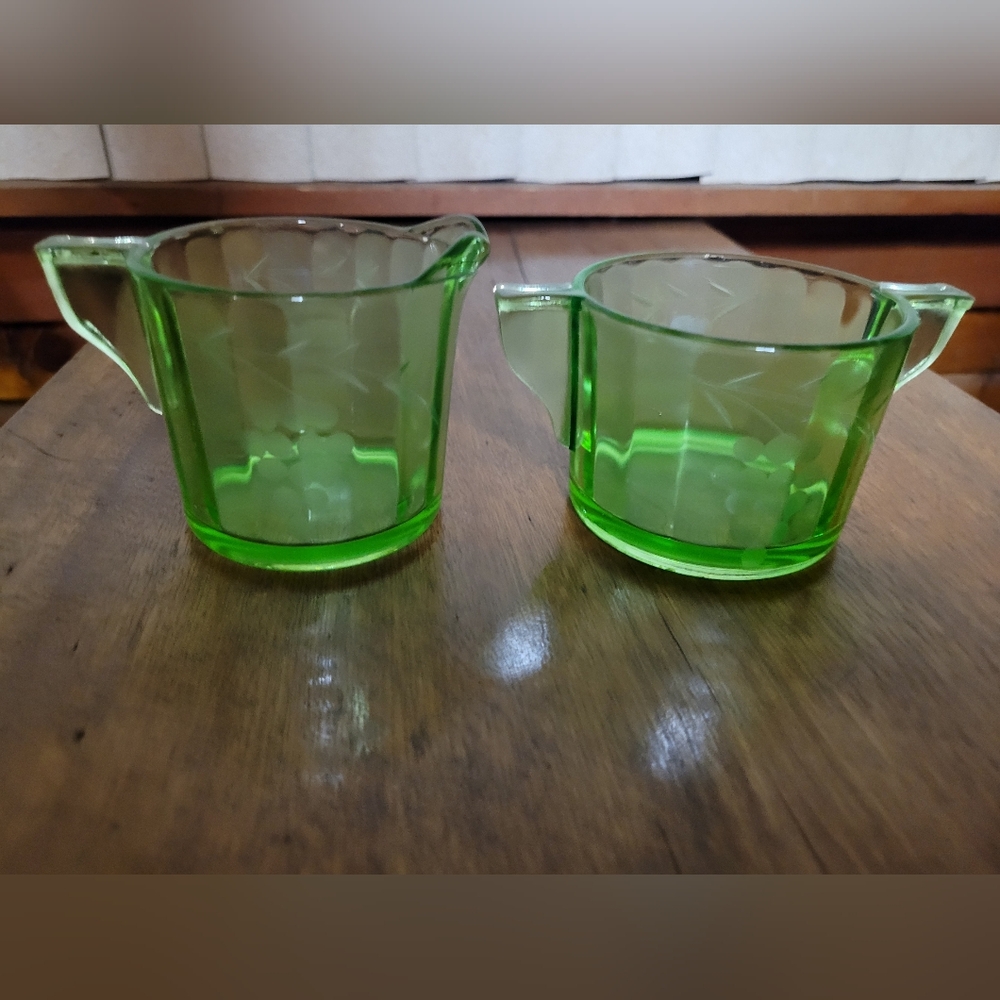 Vintage Green Glass Uranium Creamer and Sugar Set (114) - Picture 3 of 5